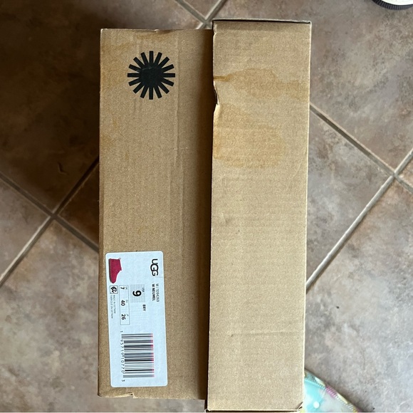 Pink UGG tie up boots size 9 Women - Picture 3 of 4